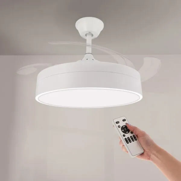 personas encendiendo un ventilador blanco de techo con luces led