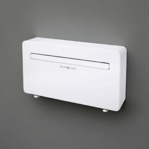 Primer plano de la unidad de aire acondicionado monoblock Mundoclima blanca instalada sobre una pared gris oscuro.