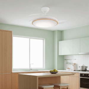 Ventilador de techo Relámpago blanco y madera haya en una cocina moderna con muebles verde pastel y encimera de madera.