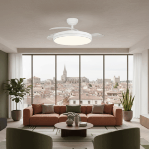 Ventilador de techo retráctil blanco instalado en un salón moderno con decoración en tonos verdes y mobiliario de diseño.