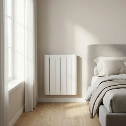 Emisor cerámico Country 600W en dormitorio de estilo nórdico y madera clara.