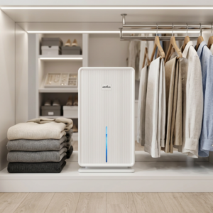 Deshumidificador compacto Ondine de 60W dentro de un armario para evitar humedad en la ropa