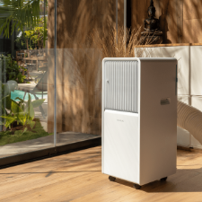 Aire acondicionado Cecotec ForceClima 7550 en estancia luminosa con grandes ventanales.