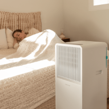 Mujer durmiendo plácidamente con el aire acondicionado portátil Cecotec 7550 en modo noche silencioso.