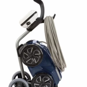 Robot limpiafondos Zodiac RA 6900 iQ colocado en posición vertical sobre su carrito de transporte caddy con el cable recogido.