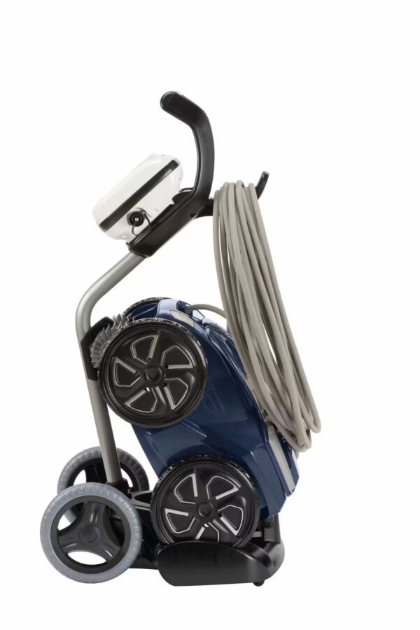 Robot limpiafondos Zodiac RA 6900 iQ colocado en posición vertical sobre su carrito de transporte caddy con el cable recogido.