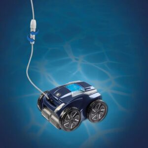 Limpiafondos automático Zodiac RA 6900 iQ sumergido en el fondo de una piscina, destacando el dispositivo swivel antienredos de su cable.