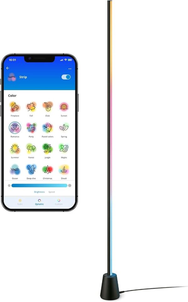 Smartphone mostrando la aplicación WiZ con modos de luz dinámicos junto a la lámpara de pie encendida en degradado.