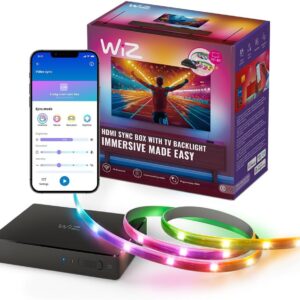 Caja del producto WiZ HDMI Sync Box junto a la unidad de control, la tira LED flexible encendida y un smartphone con la app WiZ.
