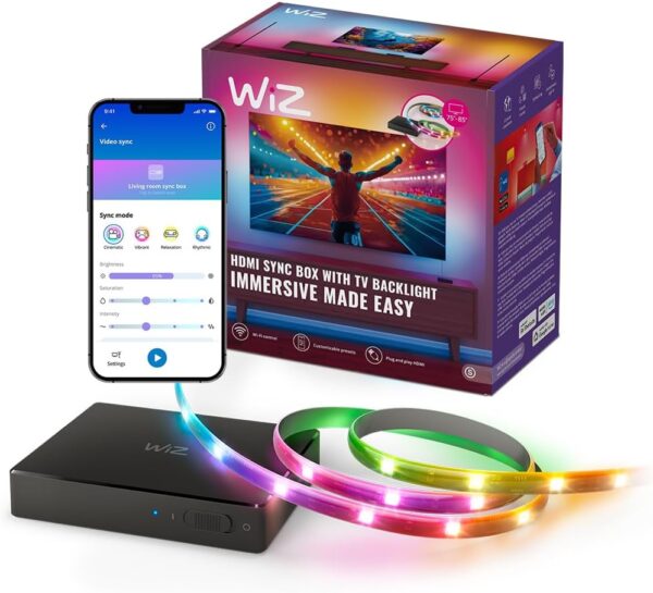 Caja del producto WiZ HDMI Sync Box junto a la unidad de control, la tira LED flexible encendida y un smartphone con la app WiZ.