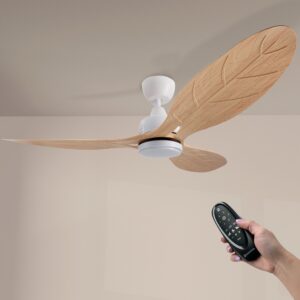 Vista inferior del ventilador de techo White Aras mostrando el detalle de sus tres palas tipo hoja y una mano sosteniendo el mando a distancia.