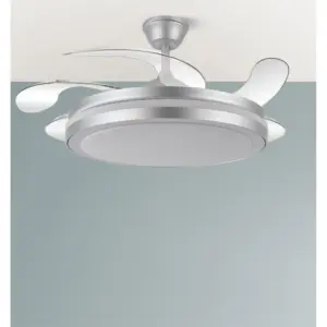 Ventilador de techo LED retraible Esparta Maxi acabado níquel instalado en un techo con pared en tono azul grisáceo.