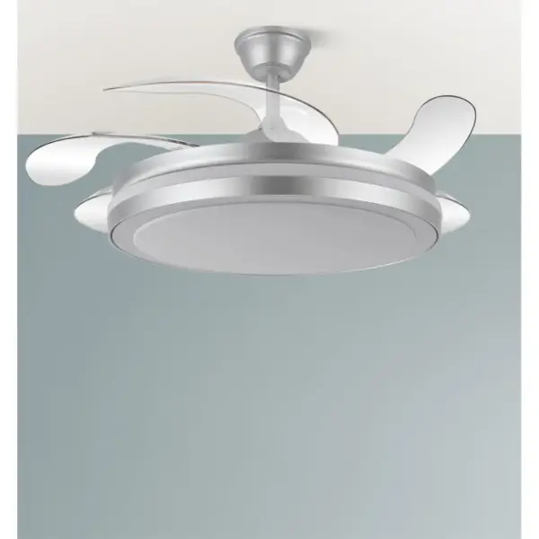 Ventilador de techo LED retraible Esparta Maxi acabado níquel instalado en un techo con pared en tono azul grisáceo.