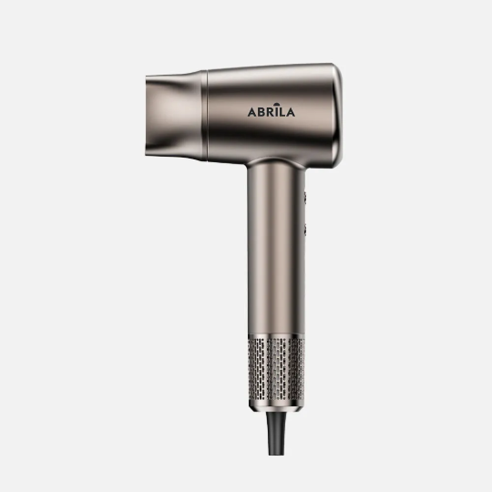 Perfil lateral del secador de pelo iónico Abrila Prima Oro Mate con boquilla de precisión colocada